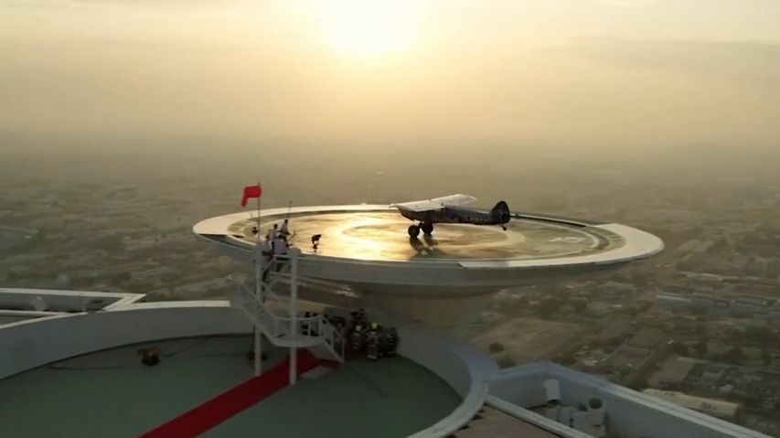 Pilot letadla přistál jako první v historii na hotelu Burdž al-Arab